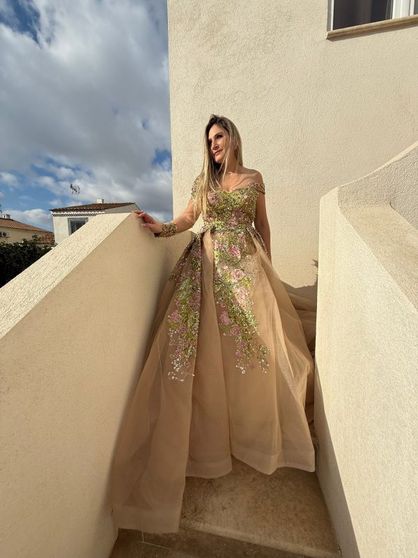 Robe de mariée dorée couleur biege nude fleurs brodée Primavera VI FAMILY 2025